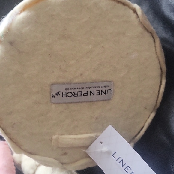 Linen Perch luxury boutique swan felt wall decor - Picture 4 of 7